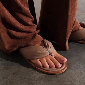 NWOT Vicenza Free People Puffy Flip Flop Leather Sandal Tan Mocha Sz 9